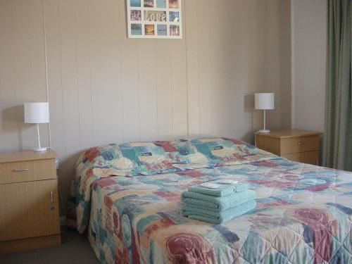 A bed or beds in a room at Greenacres Motel / Van Park