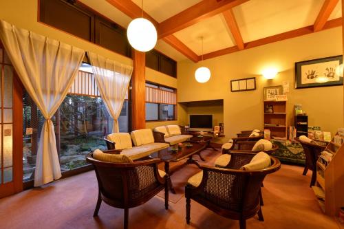 笠間市にある割烹旅館　城山のソファとテーブルと椅子のあるリビングルーム