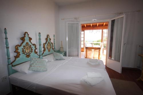 A bed or beds in a room at Can Alinda