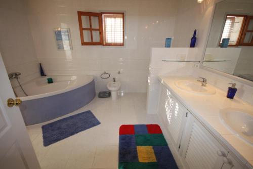 A bathroom at Can Alinda
