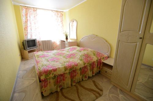 ブリャンスクにあるкомфортная квартираの小さなベッドルーム(ベッド1台、窓付)