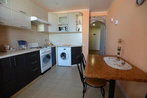 ブリャンスクにあるкомфортная квартираのキッチン(テーブル付)、キッチン(洗濯機付)