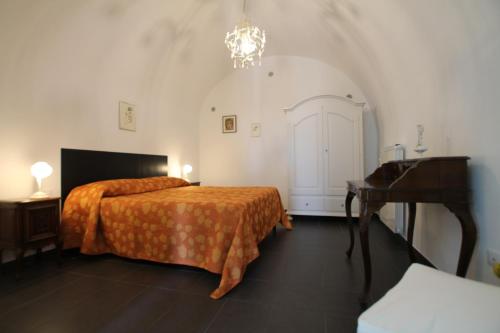 um quarto com 2 camas, uma secretária e um piano em Castello 20 em Montescudaio