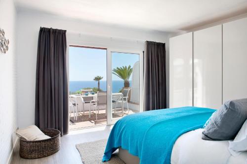 1 dormitorio con cama y vistas al océano en Cap Sa Sal Turquesa, en Begur
