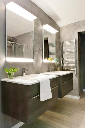 a bathroom with two sinks and a large mirror at Cap Sa Sal Turquesa in Begur