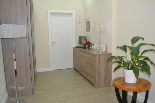 une chambre avec une plante en pot sur une table en bois dans l'établissement Bloom Apartment by La Griffe, à Rome