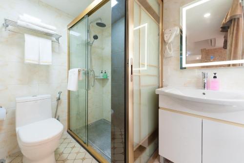 y baño con ducha, aseo y lavamanos. en Guangzhou Compass Hotel, en Guangzhou