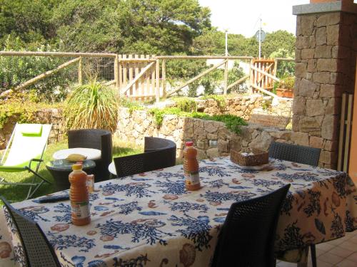 una mesa con un mantel azul y blanco en un patio en la casa sulle dune, en Badesi