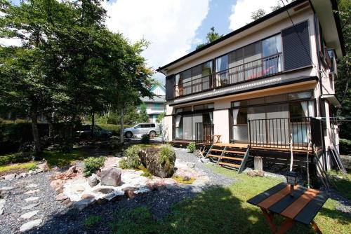 日光市にある素泊まり民宿 緑庵の前のベンチ付き家