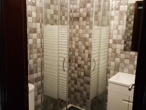 Un baño con ducha, inodoro y lavabo. en Almancil Hostel, en Almancil