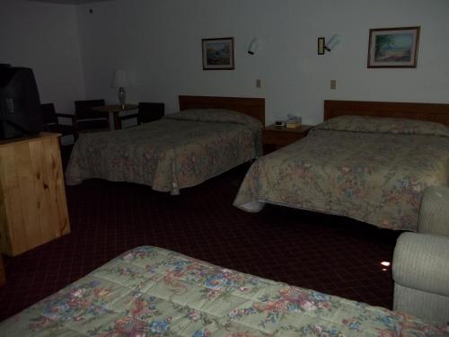 Una cama o camas en una habitación de River Valley Inn