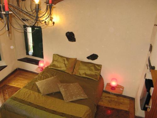 MaissanaにあるNew Arcobaleno Ossegnaのベッドルーム1室(ベッド1台付)、壁にキャンドル2本が備わります。