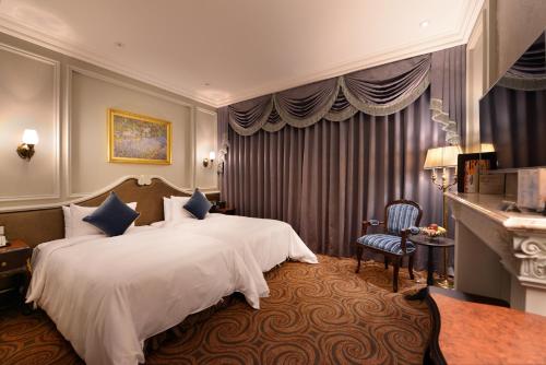 Postel nebo postele na pokoji v ubytování Golden Tulip RS Boutique Hotel-Tainan