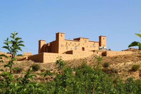 een groot gebouw op een heuvel in de woestijn bij Kasbah Izoran in Midelt