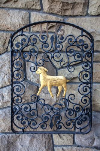 a metal animal on the side of a stone wall at Hotel Lamm in Ostfildern