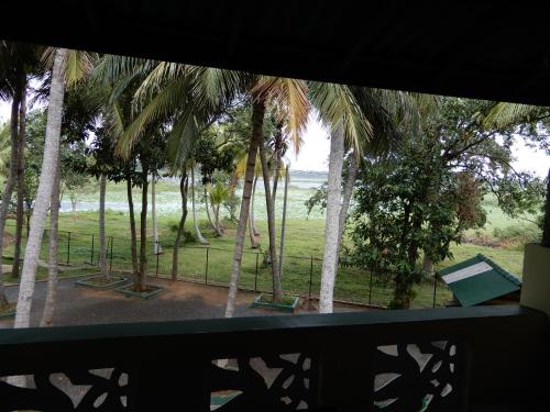 Taman di luar Lake Edge Holiday Inn