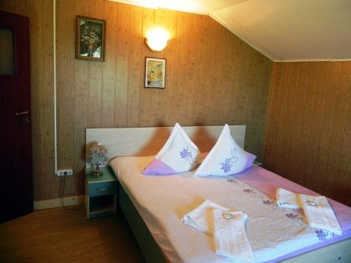 A bed or beds in a room at Pensiunea ,,La struti"