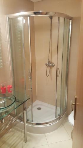 um chuveiro com uma mesa de vidro na casa de banho em Golf View Marina em Arzila