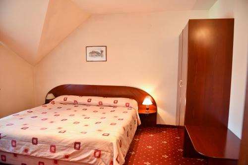 ein Schlafzimmer mit einem Bett in einem Zimmer in der Unterkunft Martin Club Hotel in Bansko