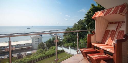 薩斯尼茨的住宿－Villa Friede_Marie_ App_ Meere，阳台配有椅子,享有海景。