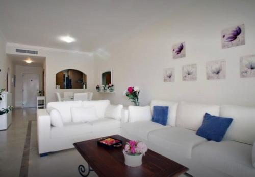 阿爾凱德薩的住宿－Apartamento familiar con JARDIN y TERRAZA Privada，客厅配有白色的沙发和桌子