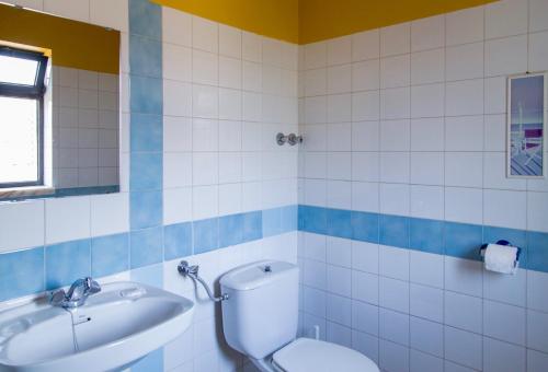 ein Badezimmer mit Toilette und Waschbecken in der Unterkunft Markádia in Odivelas