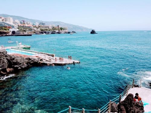 een waterlichaam waar mensen in zwemmen bij Fantastic SEA VIEW Studio in Funchal in Funchal