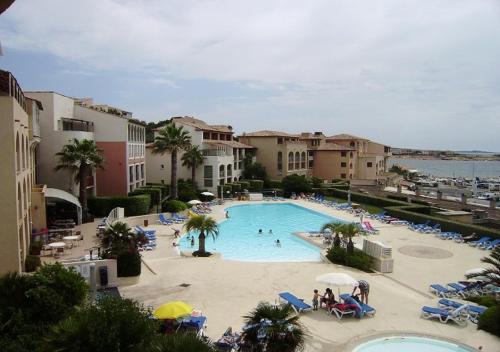 Výhled na bazén z ubytování Les rivages de Coudoulière nebo okolí