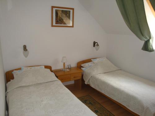 Ένα ή περισσότερα κρεβάτια σε δωμάτιο στο HOLIV Apartman