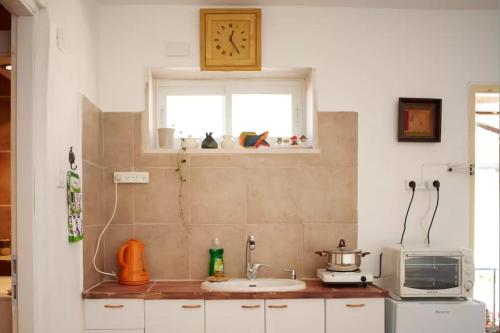 A kitchen or kitchenette at Irit's Apartment