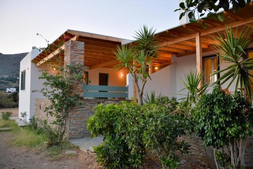 Casa blanca con techo de madera en Villa Pergola Andros, en Gavrion