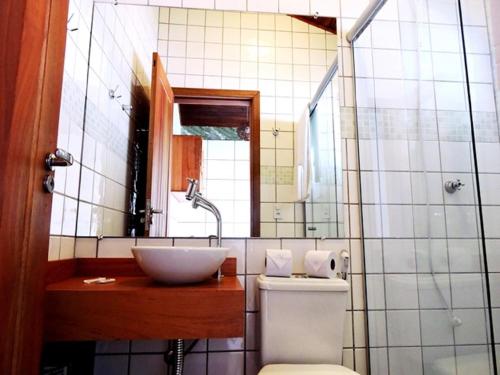 une salle de bain avec un lavabo et des toilettes dans l'établissement Pousada Pedra Rosa, à Florianópolis