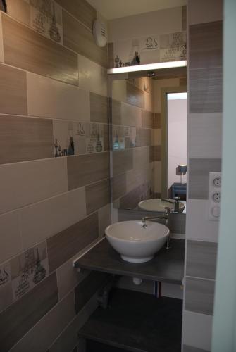 une salle de bain avec deux lavabos et un miroir dans l'établissement Le Prado de Sète, à Sète