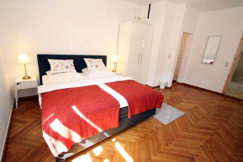 سرير أو أسرّة في غرفة في Hotel Sudpfanne