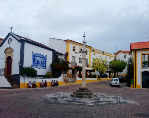 Sardoal的住宿－Casa Sardoal，城中一条有钟的街道