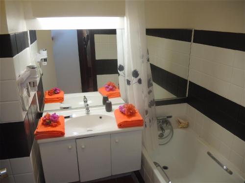 W łazience znajduje się umywalka, lustro i wanna. w obiekcie Anse des rochers w mieście Saint-François