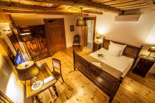 an overhead view of a bedroom with a bed and a desk at Pensjonat Dom Zegarmistrza in Bogatynia