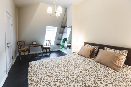 ein Schlafzimmer mit einem großen Bett mit Kissen darauf in der Unterkunft Exclusive Rīdzenes rezidence in Riga