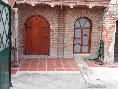 2 puertas de madera en un edificio de ladrillo en Real Bonanza Posada en Guanajuato