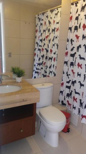 łazienka z toaletą i umywalką w obiekcie Home Murano w mieście Santiago