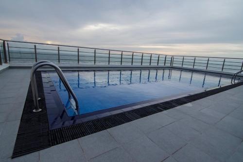 a swimming pool on the roof of a building at Sea View Luxury Apartment, Fully Furnished, 2 Bedrooms, 2 Bathrooms in Mount Lavinia