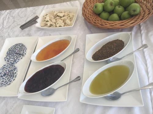 una mesa cubierta con tazones de sopa y cucharas en Taybeh Golden Hotel, en Ramallah