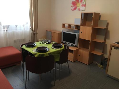 Televízia a/alebo spoločenská miestnosť v ubytovaní Apartmán Family Hrabovo
