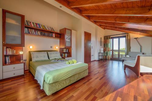 a bedroom with a bed and a book shelf at Villa Russelia in Kalavárda