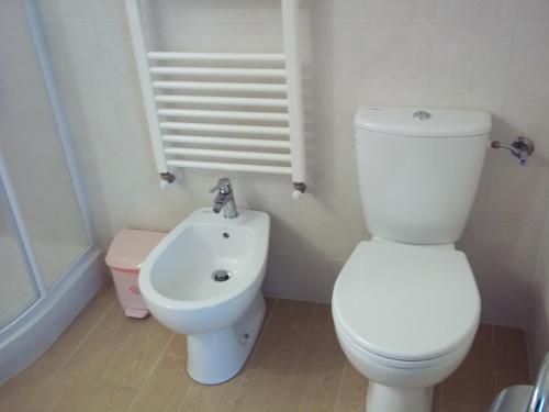 een badkamer met een wit toilet en een wastafel bij Appartamento con vista sul Golfo in Lerici