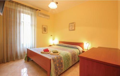 1 dormitorio con 1 cama, vestidor y ventana en Ondazzurra, en Piraino