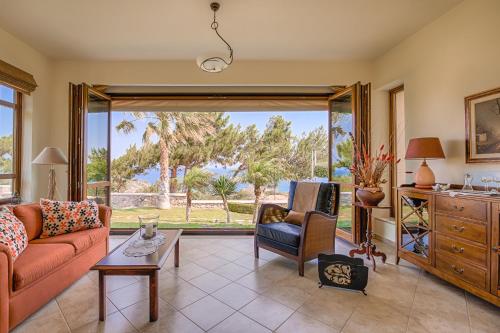 a living room with a couch and a table at Villa Russelia in Kalavárda