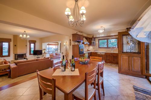 a kitchen and living room with a table and chairs at Villa Russelia in Kalavárda