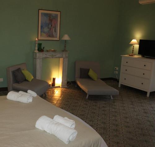 パレルモにあるDimore de La Rosaのベッドと暖炉付きのホテルルーム