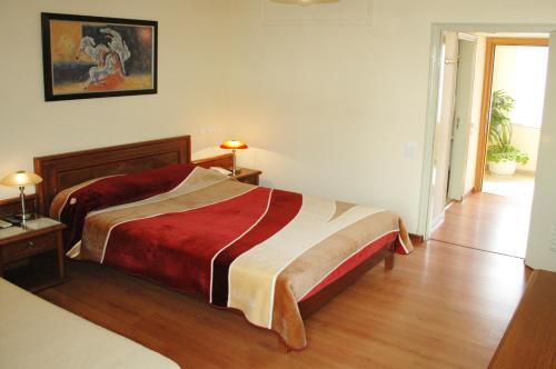 Postel nebo postele na pokoji v ubytování Omiros Hotel